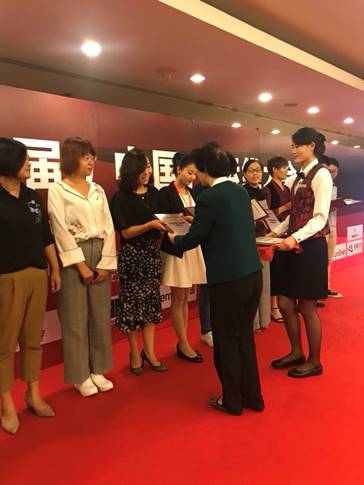 圖片包含 小地毯, 家具, 天花板, 人員

已生成極高可信度的說明