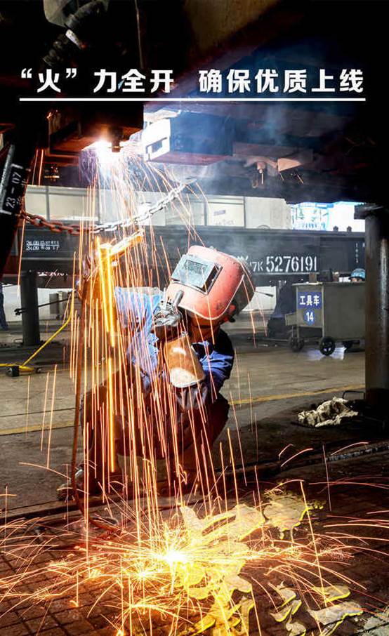 電機(jī)鉗工：火花四射的車底，電機(jī)鉗工精檢細(xì)修，確保車輛優(yōu)質(zhì)上線。