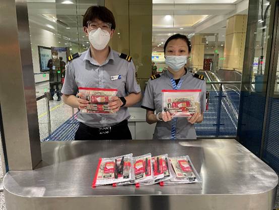 明天即將迎來全市中考，高溫也仍將持續(xù)，北京地鐵提前梳理車站周邊考點(diǎn)信息，為考生和家長提供“三優(yōu)先”服務(wù)，在考點(diǎn)周邊車站為考生準(zhǔn)備文具袋、糖果、防暑降溫藥品等，便于考生有需求時(shí)取用。